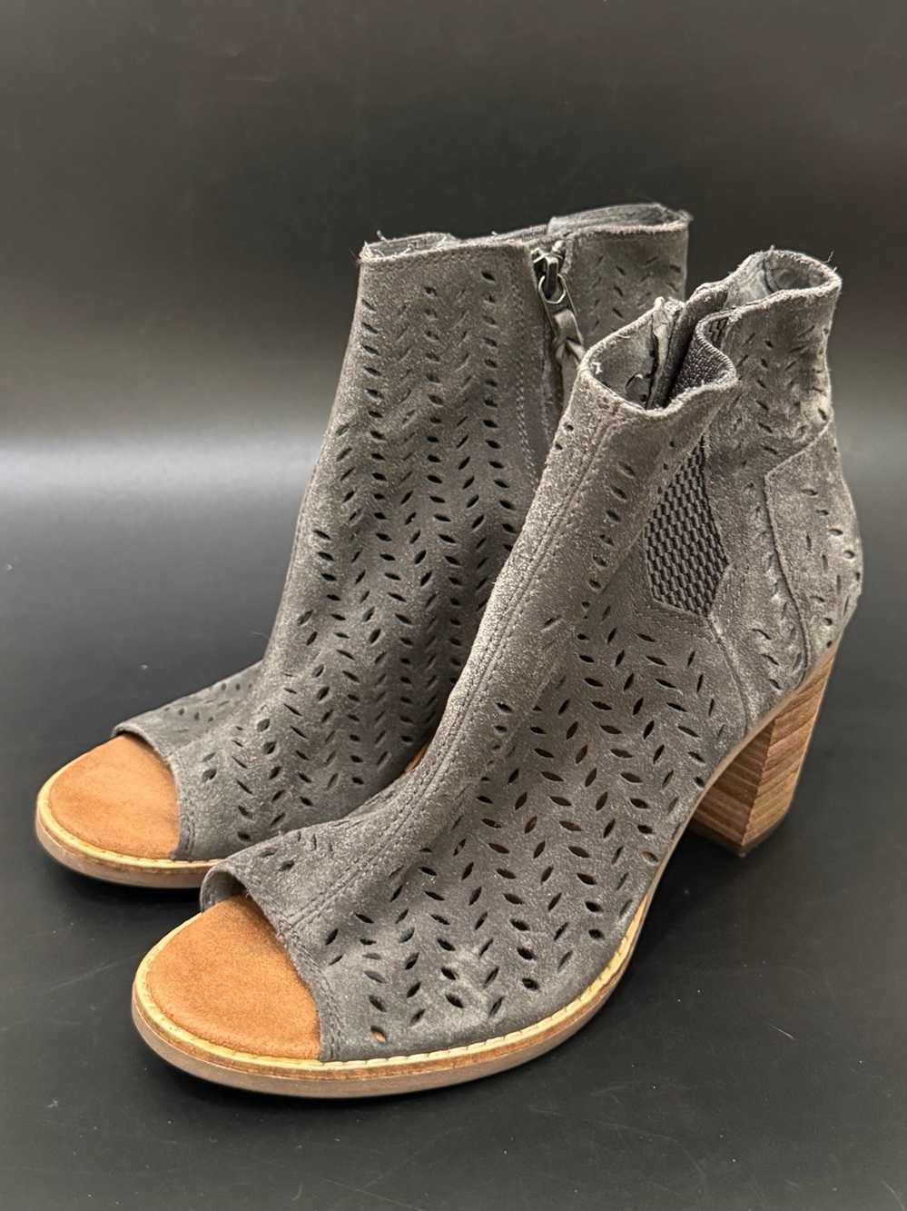 TOMS “Majorca” Peep Toe Open Toe Forged Iron Gray Women’s Perforated Booties 7